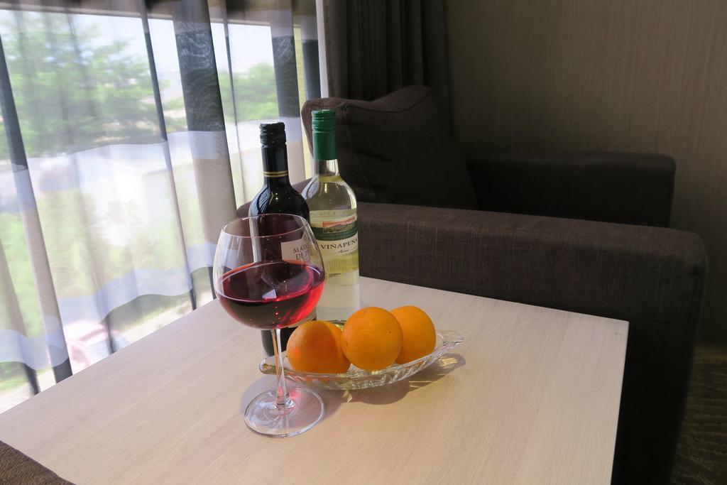 Look Royal Resort Chiayi Buitenkant foto A wine glass