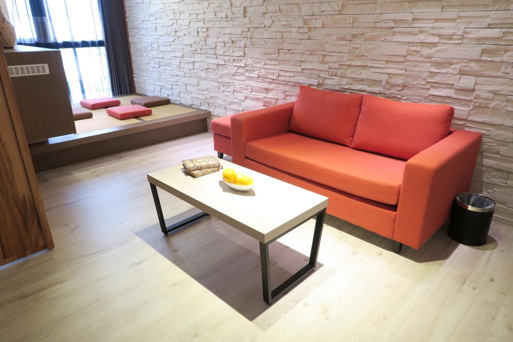 Look Royal Resort Chiayi Buitenkant foto A sofa