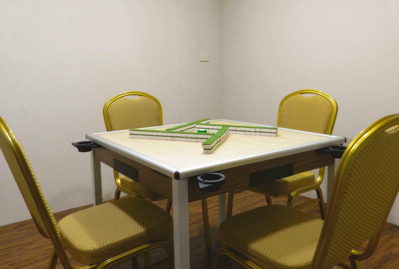 Look Royal Resort Chiayi Buitenkant foto A carrom table